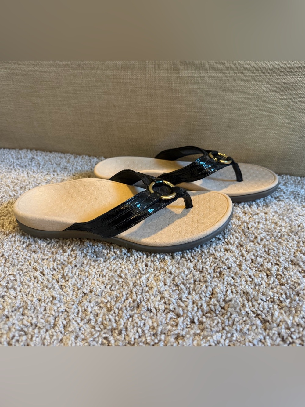Vionic Tide Aloe Black Patent Orthotic Thong Sandals with Gold Ring Size 7